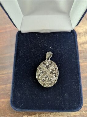 Vintage-Inspired Silver/Diamonds Filigree Oval locket